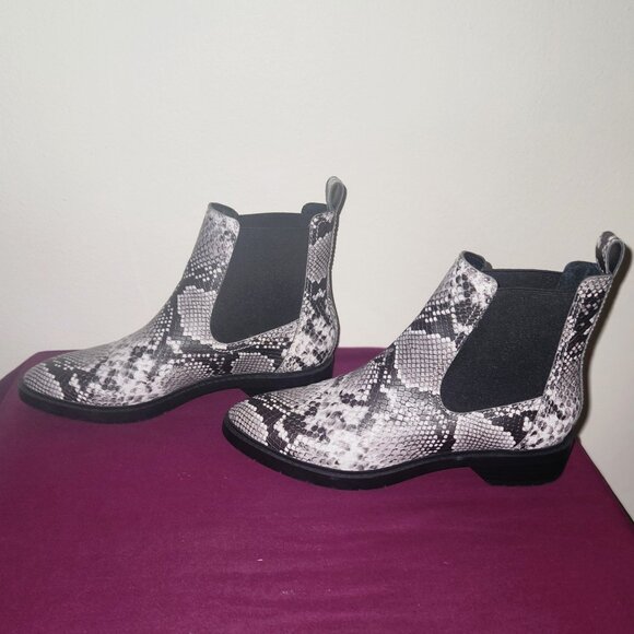Treasure & Bond Gabriella Chelsea boot in a black and white snake print. Size 8 - Picture 5 of 9
